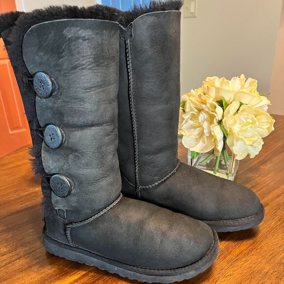 Women's UGG Bailey Button Triplet II Fur Lined Suede Classic Tall Boots Size 6 - Picture 1 of 6